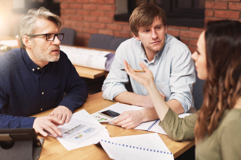 gruppe-kreativer-menschen-die-das-ergebnis-der-arbeit-analysieren